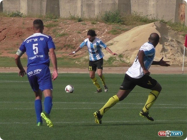 המשחק המשיך לשטוף. אטיאס שולח את דוס סנטוס (שקד מורג)